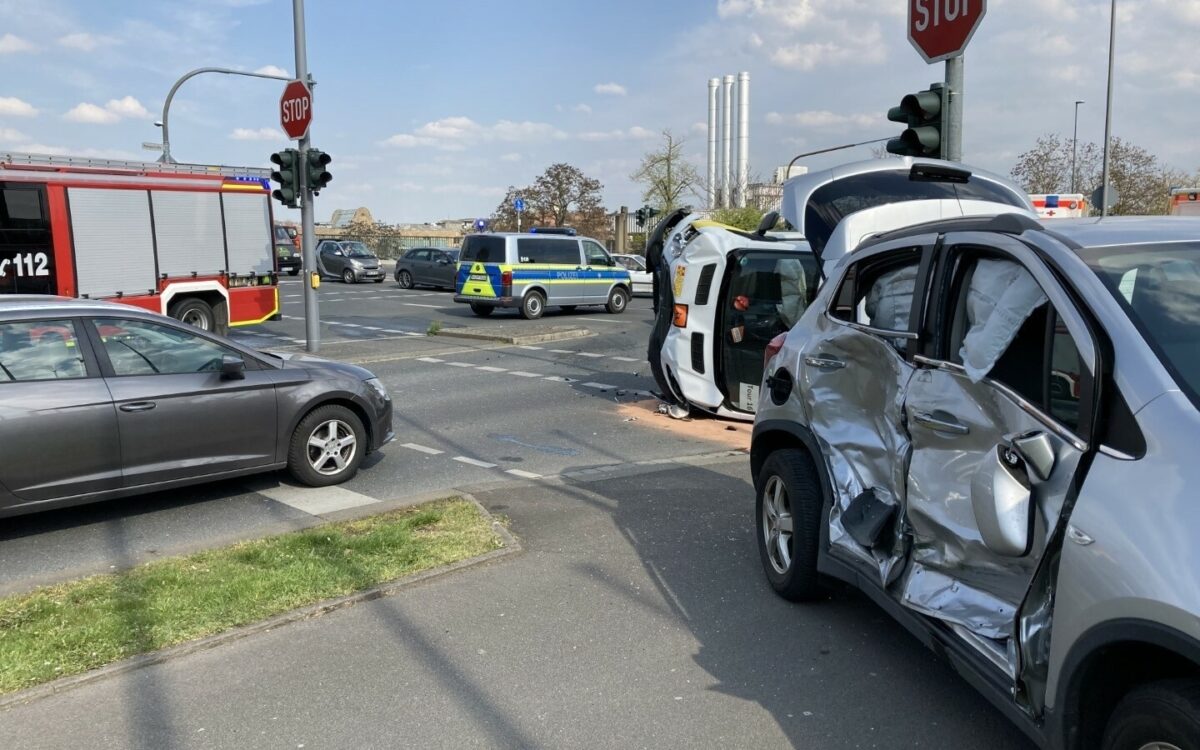 Unfall in Würzburg an der Brücke der Deutschen Einheit mit einem AWO Bus Unfall in Würzburg an der Brücke der Deutschen Einheit mit einem AWO Bus